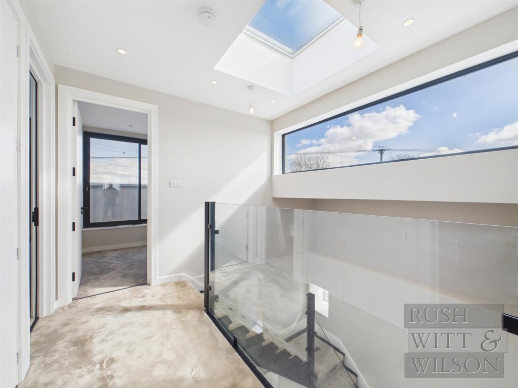Lot: 100 - WELL PRESENTED DETACHED HOUSE - Landing